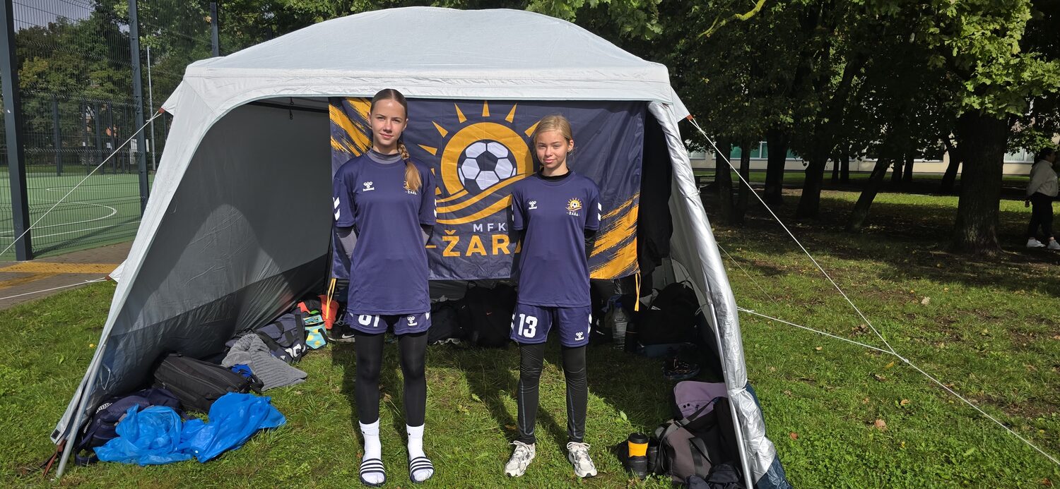 Žaros žaidėjos prie klubo vėliavos
