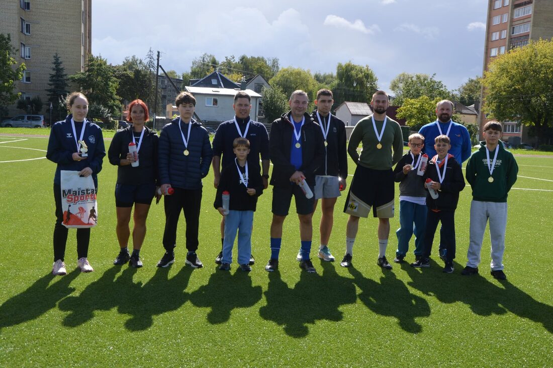 Žaros šeimų komanda su medaliais ir prizais