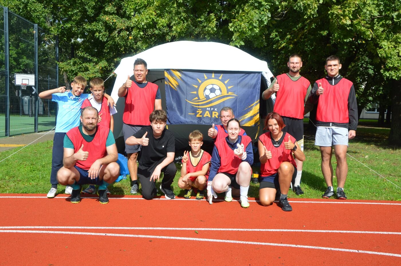 MFK Žara šeimų komanda su klubo vėliava sporto festivalyje