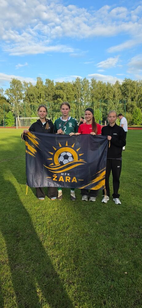 Melisa su komandos draugėmis prie MFK Žara vėliavos