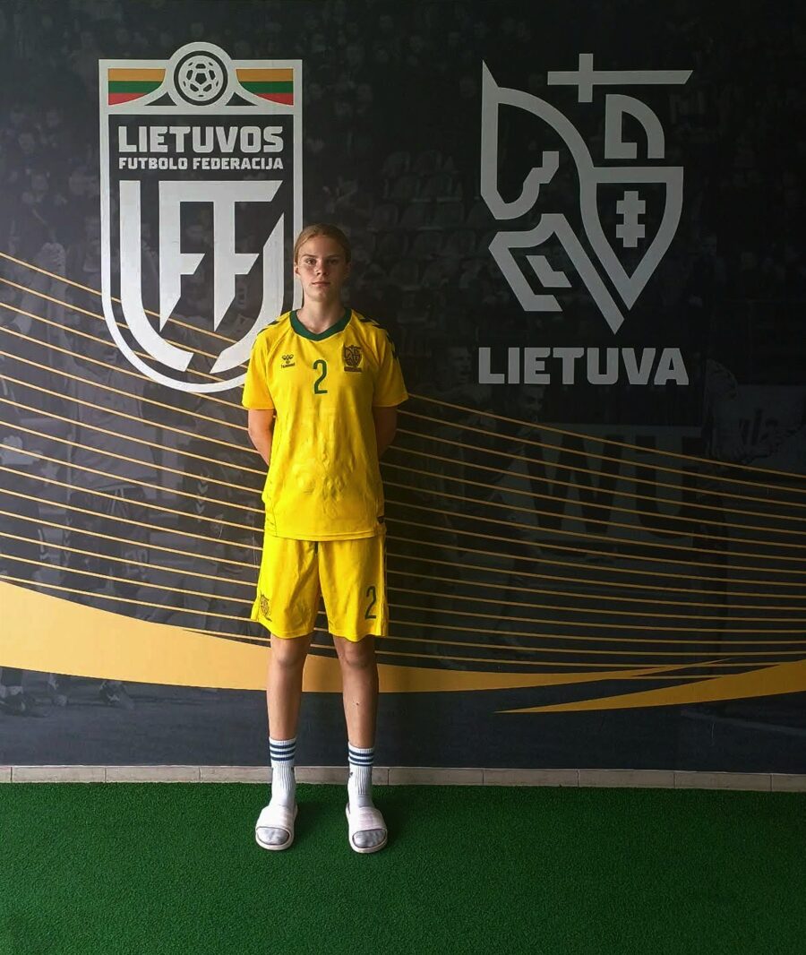 Melisa Šaltenė su Lietuvos merginų U15 rinktinės apranga