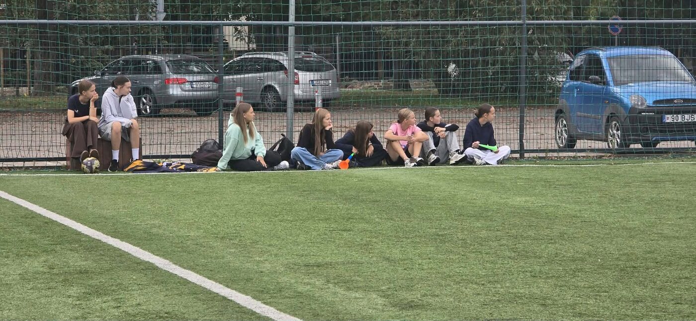 U15 žaidėjos ant šoninės linijos palaiko U13 mergaites