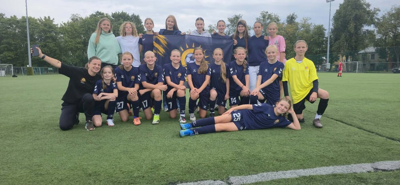 MFK Žara U13 komanda su klubo vėliava po dviejų pergalių